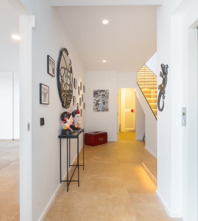 Resa Estates Ibiza sale villa Marlin vieuws hallway garage.jpg